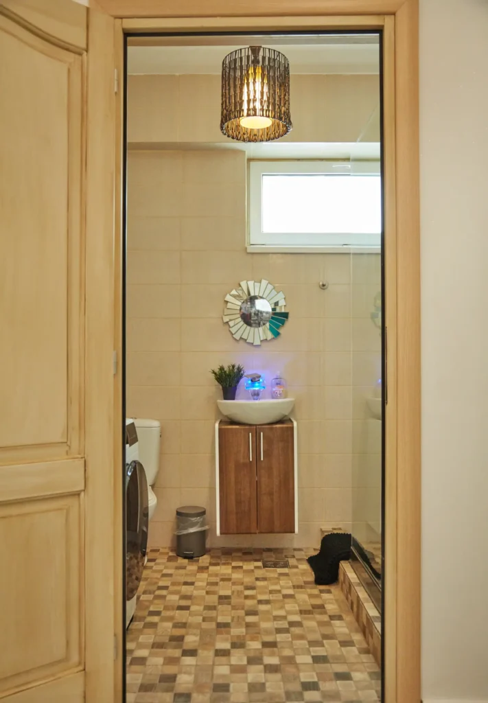 Baie Modernă Închiriază Sofia Urban Studio Operei! 45 mp, design artistic, complet echipat (mașină spălat-uscat), canapea extensibilă, lângă Lidl și Vivo Mall